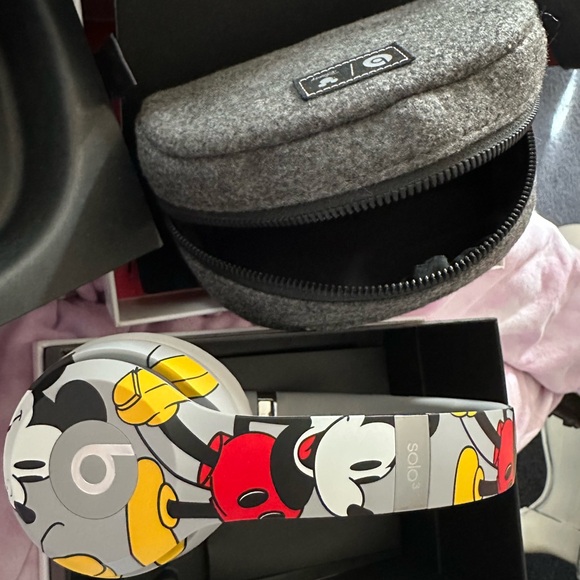 Disney Beats Solo Wireless 90th Anniversary 🎈🎄 - Picture 5 of 6